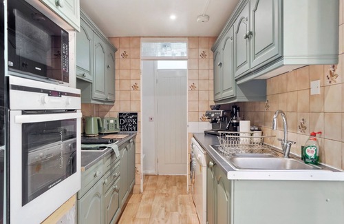 Canterbury House | Lux 4 Bed House | Drive Parking | Hot Tub