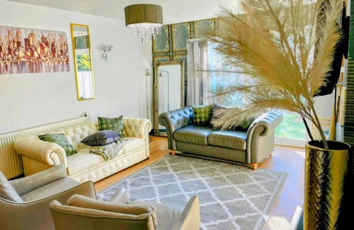Canterbury House | Lux 4 Bed House | Drive Parking | Hot Tub