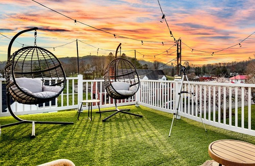Summersville House | Lux 4br 3ba, hot tub, stargazing, HUGE gameroom, 10 min to Summersville Lake
