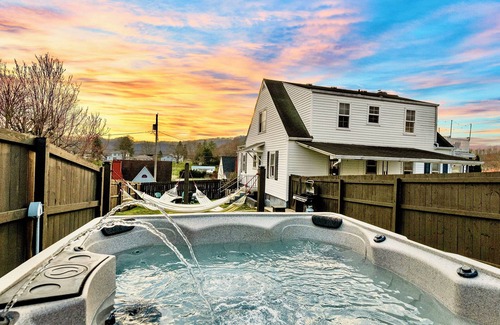 Summersville House | Lux 4br 3ba, hot tub, stargazing, HUGE gameroom, 10 min to Summersville Lake