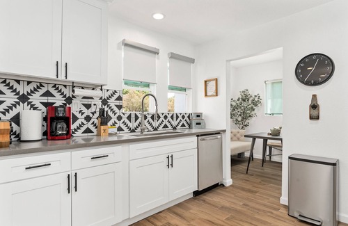 San Bernardino House | LUX 4BR Home near NOS & Yaamava w private backyard