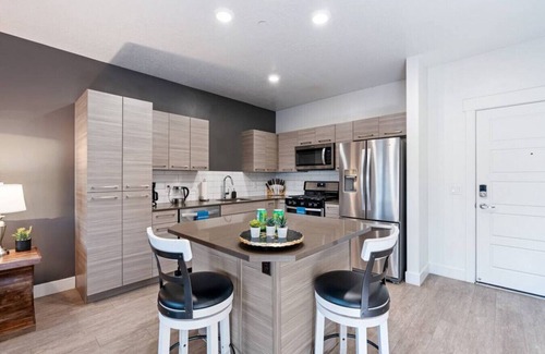 Downtown Salt Lake City Apartment | Lux Apt -PoolHotTubGymPrkg-View!
