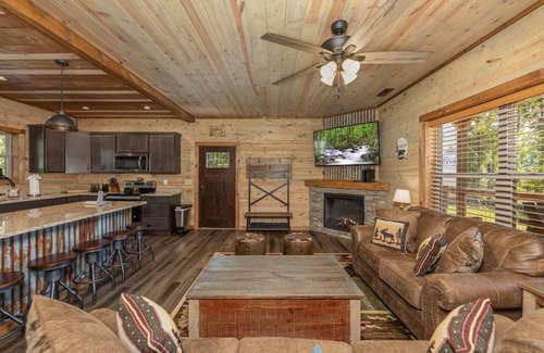Gatlinburg - Pigeon Forge Cabin | Lux Cabin | Mtn Views, Flat Parking, Dog Friendly!