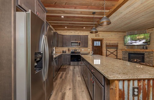 Gatlinburg - Pigeon Forge Cabin | Lux Cabin | Mtn Views, Flat Parking, Dog Friendly!