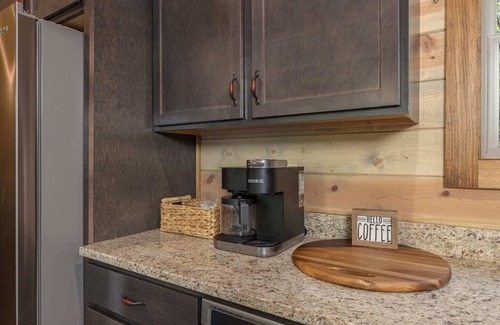 Gatlinburg - Pigeon Forge Cabin | Lux Cabin | Mtn Views, Flat Parking, Dog Friendly!