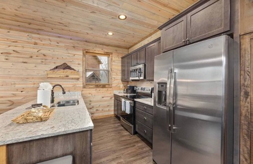 Gatlinburg - Pigeon Forge Cabin | Lux Cabin | Smoky Mtn View, Dog Friendly, Hot Tub!
