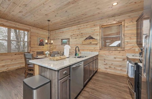 Gatlinburg - Pigeon Forge Cabin | Lux Cabin | Smoky Mtn View, Dog Friendly, Hot Tub!