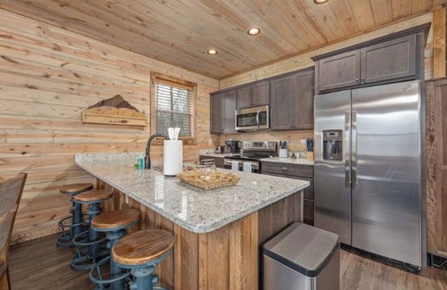 Gatlinburg - Pigeon Forge Cabin | Lux Cabin | Smoky Mtn View, Dog Friendly, Hot Tub!