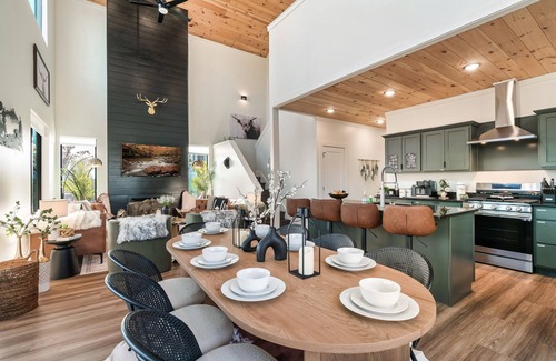 Sevierville Cabin | Lux Cabin!Views!Hot Tub!Sauna!Firepit!Games!Theater!Fitness area!Dog friendly!