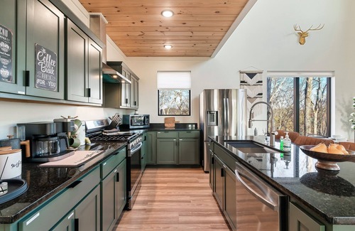 Sevierville Cabin | Lux Cabin!Views!Hot Tub!Sauna!Firepit!Games!Theater!Fitness area!Dog friendly!