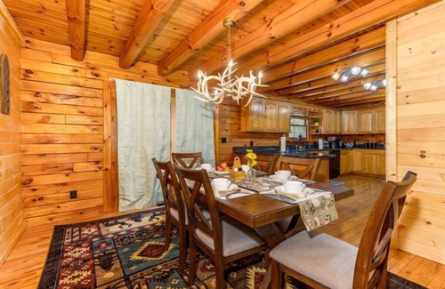 Logan Cabin | Lux cabin w/Hot Tub~ Movie Theater~ Fire Pit ~EV