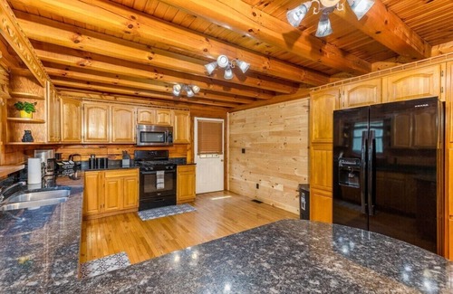 Logan Cabin | Lux cabin w/Hot Tub~ Movie Theater~ Fire Pit ~EV