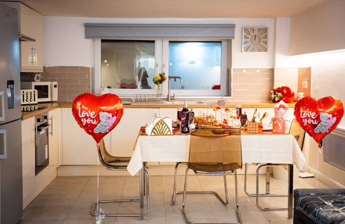 Kirkheaton Apartment | Lux & Comfort Romantic Apt
