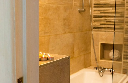 Kirkheaton Apartment | Lux & Comfort Romantic Apt