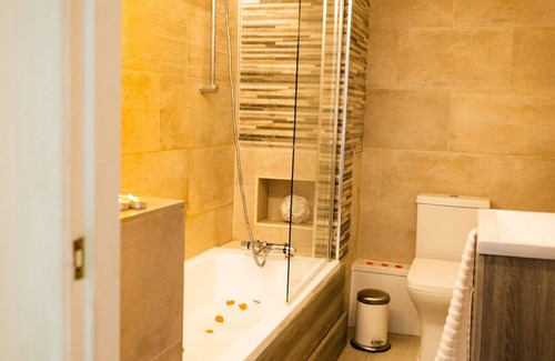 Kirkheaton Apartment | Lux & Comfort Romantic Apt