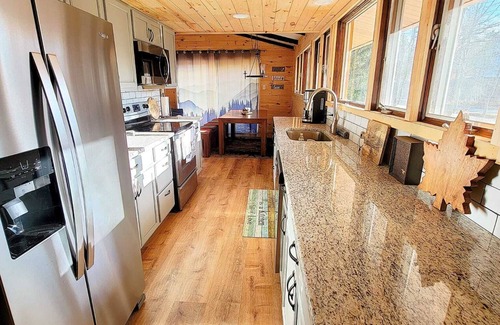 Long Pond Cabin | Lux cozy Log Mountain Cabin/lake views