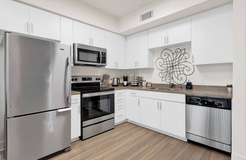 Moorpark Apartment | Lux Dtwn Glendale Laundry Parking Gym Americana