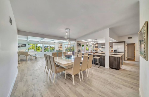 Woodland Hills House | Lux. Entertainer's Home W/Infinity Pool & View!