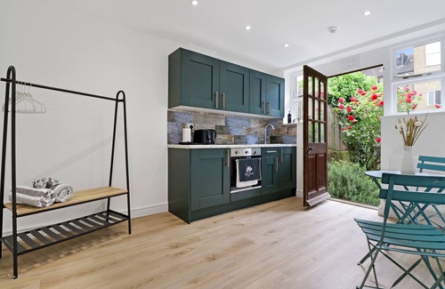 Brownswood Apartment | Lux Garden Studio flat