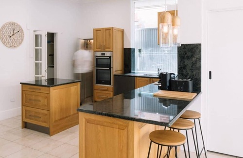 Glenelg South House | LUX Glenelg - Pool, 4BD, 3BA, Sleeps 13