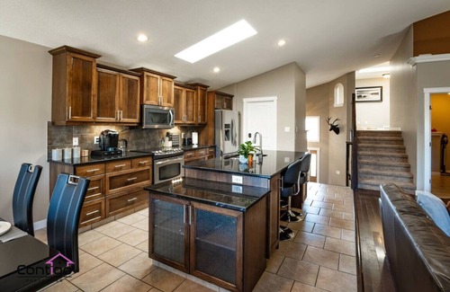 South Lethbridge House | Lux Haven | Sleeps 8 | AC, Balcony | Close to YQL