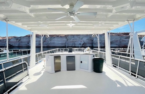 Page Boat Rental | Lux Houseboat on Lake Powell just 15 minutes from the Antelope Slot Canyons