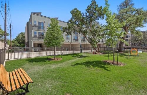 Scofield Farms Apartment | Lux King Suite-Patio & Pool-Gym-By Domain Mall