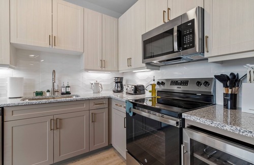 Scofield Farms Apartment | Lux King Suite | Pool | Gym | By Domain Mall | TechRidge