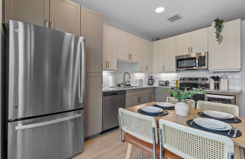 Scofield Farms Apartment | Lux King Suite | Pool | Gym | By Domain Mall | TechRidge