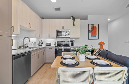 Scofield Farms Apartment | Lux King Suite | Pool | Gym | By Domain Mall | TechRidge