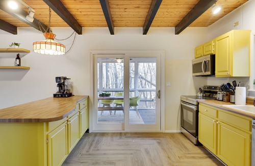East Stroudsburg House | Lux Lakeside in amenity rich gated community w/HotTub, Sauna, Stream, Game Room
