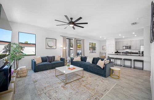 Tampa House | Lux Modern Chateau w/Pool, Jacuzzi & Amenities!