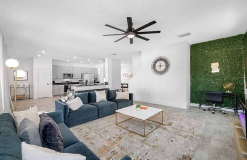 Tampa House | Lux Modern Chateau w/Pool, Jacuzzi & Amenities!