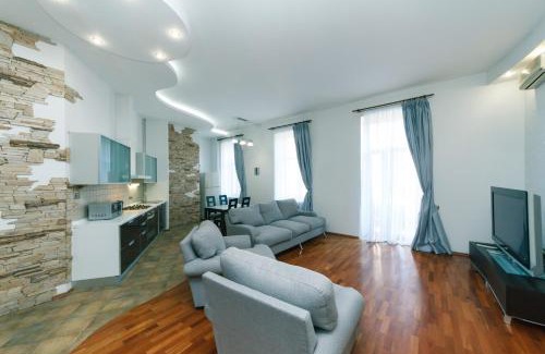 Lypky Apartment | LUX near Maidan, Khreschutyk 3BR