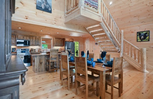 Blue Ridge Cabin | LUX retreat + 3 miles to DT + Hot tub + Fire Pit
