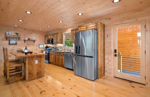 Blue Ridge Cabin | LUX retreat + 3 miles to DT + Hot tub + Fire Pit