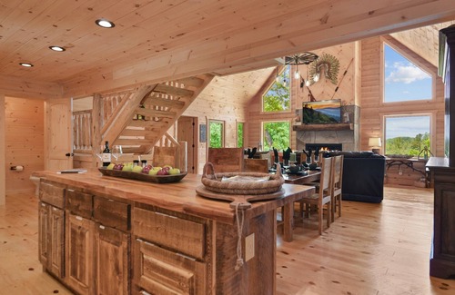 Blue Ridge Cabin | LUX retreat + 3 miles to DT + Hot tub + Fire Pit