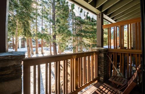 Mammoth Lakes Apartment | Lux Retreat, Covered Parking, Walk to Golf
