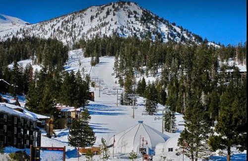 Mammoth Lakes Apartment | Lux Retreat, Covered Parking, Walk to Golf