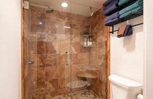 Mammoth Lakes Apartment | Lux Retreat, Covered Parking, Walk to Golf