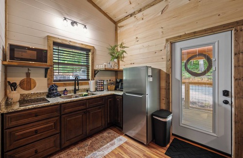 Sevierville Cabin | Lux Romantic Cabin I King Bed I Hot Tub I Fire Pit I Fast WiFi
