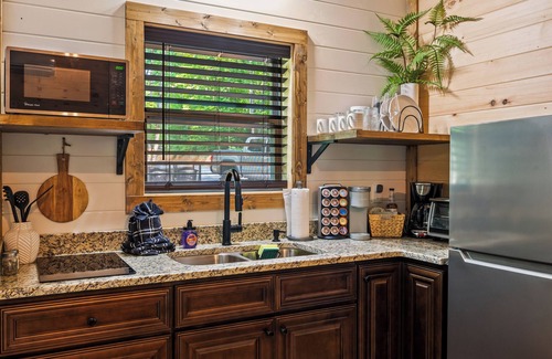 Sevierville Cabin | Lux Romantic Cabin I King Bed I Hot Tub I Fire Pit I Fast WiFi