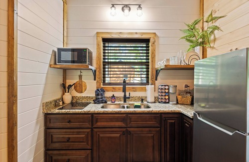 Sevierville Cabin | Lux Romantic Cabin I King Bed I Hot Tub I Fire Pit I Fast WiFi