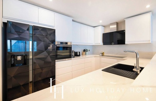 Jumeirah Lake Towers Apartment | LUX The Bonnington JLT Suite