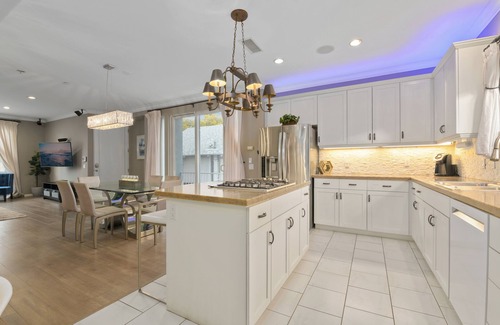 Bankers Hill House | LUX TRI LEVEL HOME Rooftop Jacuzzi ✈Jetliner Views