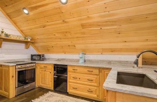 Cherry Log Cabin | Lux&Views-Movie Room-Game Room-Hot Tub-Hiking Trls
