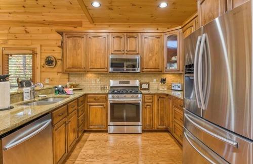 Cherry Log Cabin | Lux&Views-Movie Room-Game Room-Hot Tub-Hiking Trls