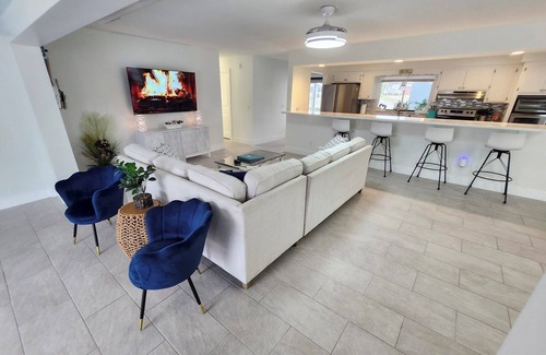 Yacht Club Villa | Lux Villa w/pool 4 bed 3 bath on canal. Walk to downtown. Boat rental available