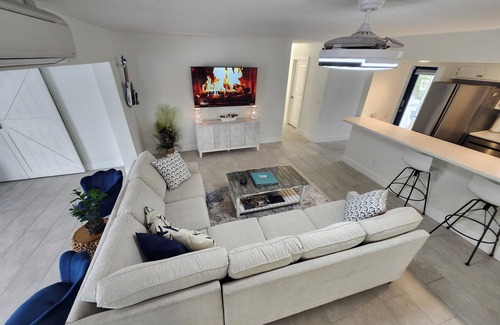 Yacht Club Villa | Lux Villa w/pool 4 bed 3 bath on canal. Walk to downtown. Boat rental available