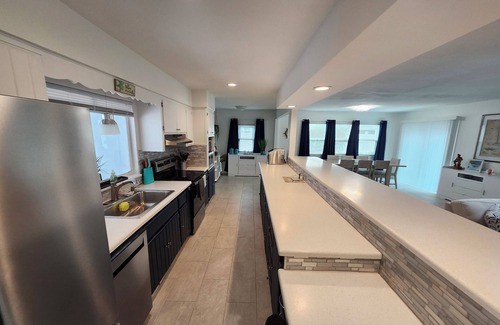 Yacht Club Villa | Lux Villa w/pool 4 bed 3 bath on canal. Walk to downtown. Boat rental available